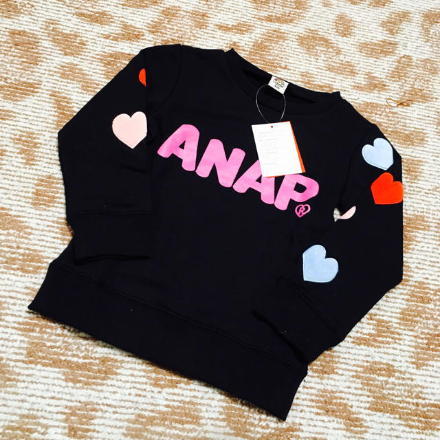 ANAP Kids(アナップキッズ)のさらにお値下げ！早い者勝ち。ANAPKIDS♡袖ハートワッペントレーナー キッズ/ベビー/マタニティのキッズ服女の子用(90cm~)(Tシャツ/カットソー)の商品写真