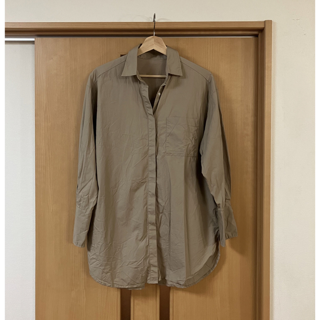 GU(ジーユー)のGU ジーユー　オーバーサイズシャツ　S オリーブベージュ レディースのトップス(シャツ/ブラウス(長袖/七分))の商品写真