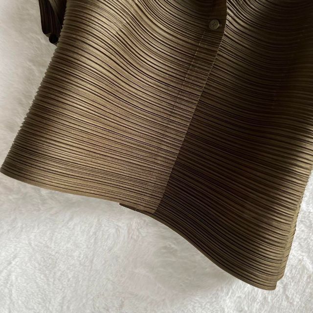 PLEATS PLEASE ISSEY MIYAKE(プリーツプリーズイッセイミヤケ)の美品✨PLEATS PLEASE 横プリーツ ノーカラーボリューム カーディガン レディースのトップス(カーディガン)の商品写真