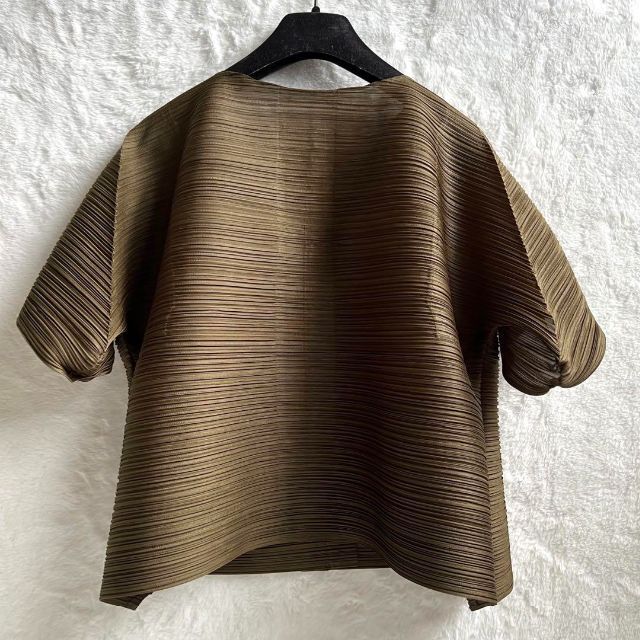 PLEATS PLEASE ISSEY MIYAKE(プリーツプリーズイッセイミヤケ)の美品✨PLEATS PLEASE 横プリーツ ノーカラーボリューム カーディガン レディースのトップス(カーディガン)の商品写真