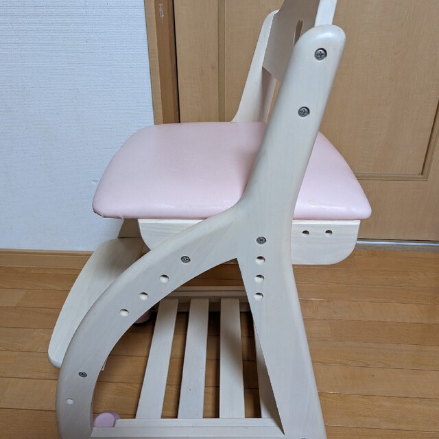 KOIZUMI(コイズミ)のコイズミ　学習椅子　ピンク　値下げ可です。 インテリア/住まい/日用品の机/テーブル(学習机)の商品写真