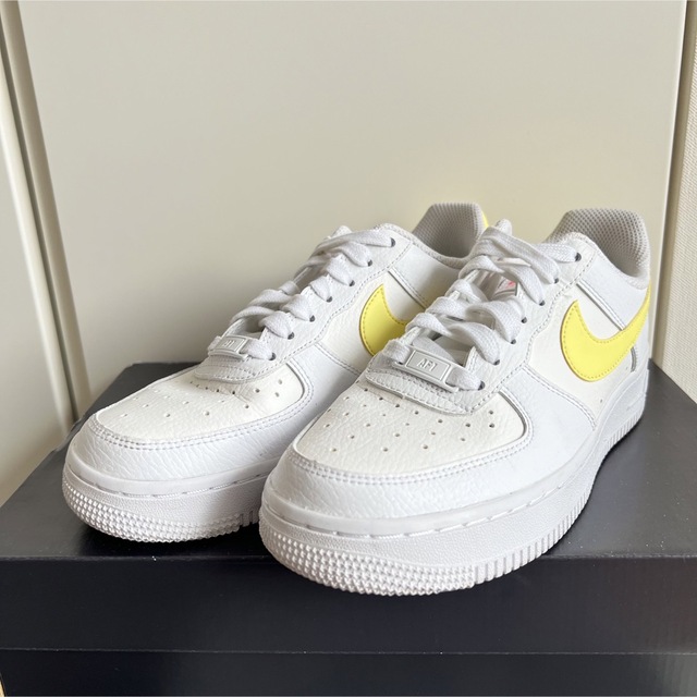 NIKE(ナイキ)のNIKE ナイキ エアフォース1 07 イエロー ロー レディースの靴/シューズ(スニーカー)の商品写真