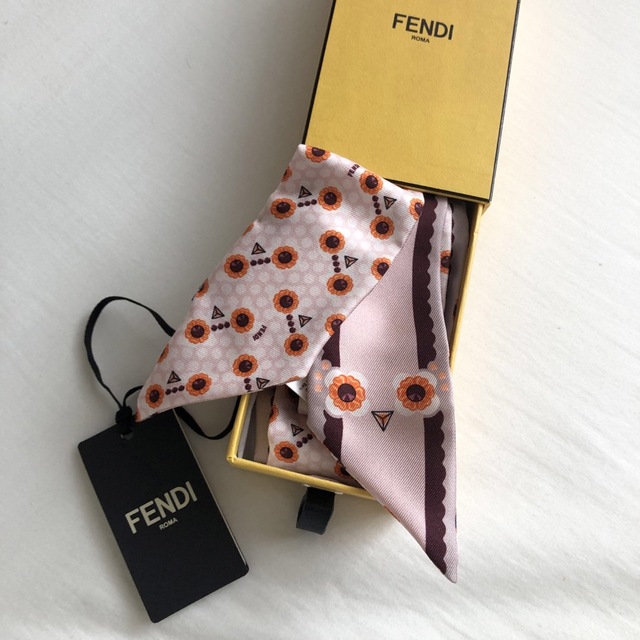 新品未使用タグ付き　FENDI ツイリー　スカーフ　バンダナ　ラッピーちゃん