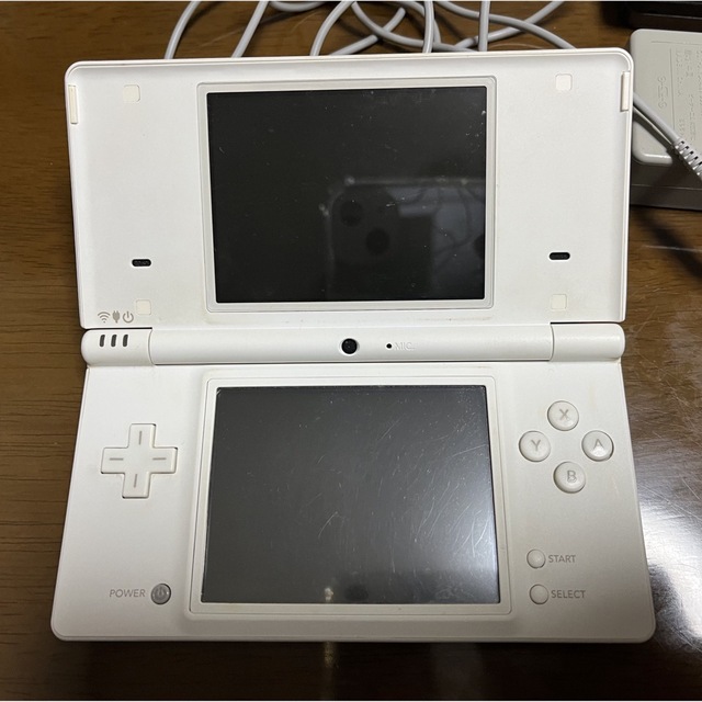 任天堂(ニンテンドウ)の任天堂　DSi ホワイト エンタメ/ホビーのゲームソフト/ゲーム機本体(携帯用ゲーム機本体)の商品写真