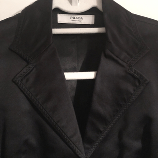 プラダ(PRADA)の【最終価格】プラダ サテン テーラードデザインジャケット 38  ブラック (テーラードジャケット)