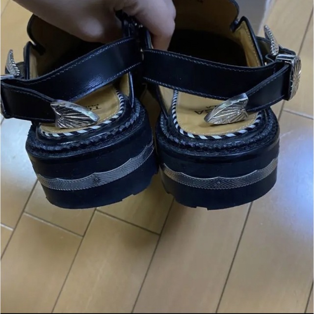 TOGA PULLA(トーガプルラ)のTOGA PULLA バックル付き メタルミュールローファー レディースの靴/シューズ(ローファー/革靴)の商品写真