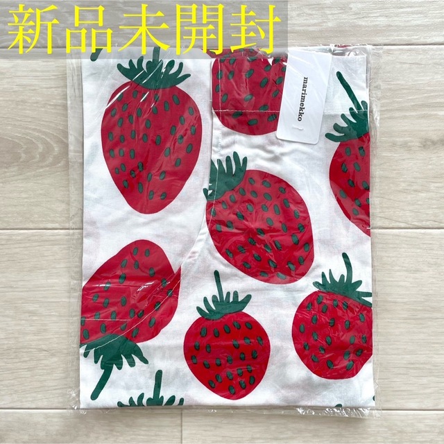 marimekko(マリメッコ)の《新品未使用》 マリメッコ marimekko エプロン ストロベリー キッズ/ベビー/マタニティの授乳/お食事用品(お食事エプロン)の商品写真