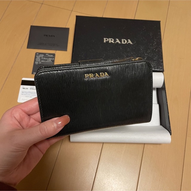 <お値下げしました！>美品！PRADA 折り財布