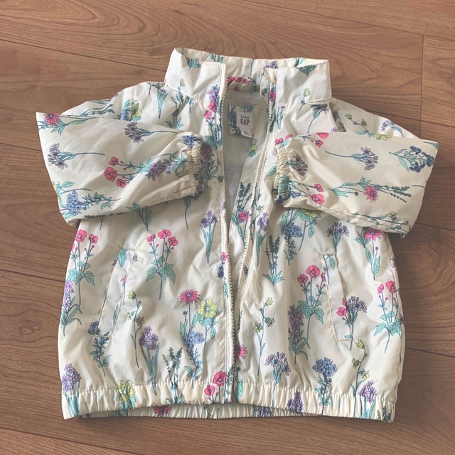 babyGAP(ベビーギャップ)のGAP ウインドブレーカー　105 キッズ/ベビー/マタニティのキッズ服女の子用(90cm~)(ジャケット/上着)の商品写真