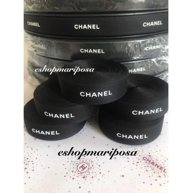 CHANEL(シャネル)のシャネルリボン🎀 黒 ブラック 5メートル 白ロゴ入り 上質ラッピングリボン インテリア/住まい/日用品のオフィス用品(ラッピング/包装)の商品写真