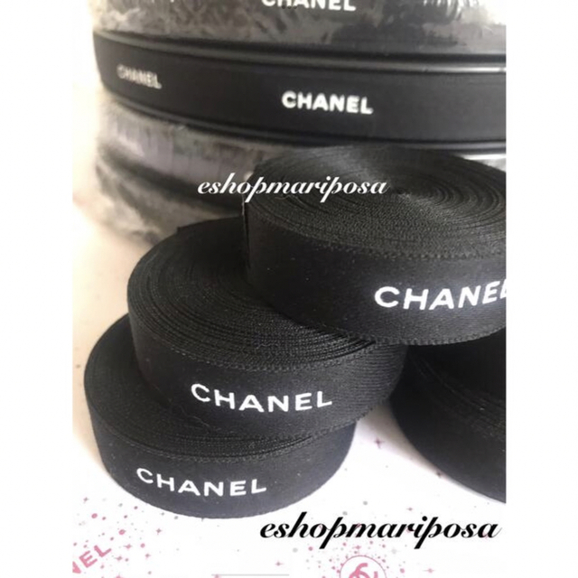 CHANEL(シャネル)のシャネルリボン🎀 黒 ブラック 5メートル 白ロゴ入り 上質ラッピングリボン インテリア/住まい/日用品のオフィス用品(ラッピング/包装)の商品写真