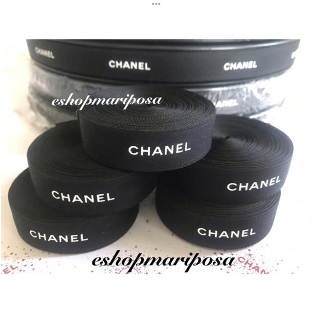 CHANEL(シャネル)のシャネルリボン🎀 黒 ブラック 5メートル 白ロゴ入り 上質ラッピングリボン インテリア/住まい/日用品のオフィス用品(ラッピング/包装)の商品写真