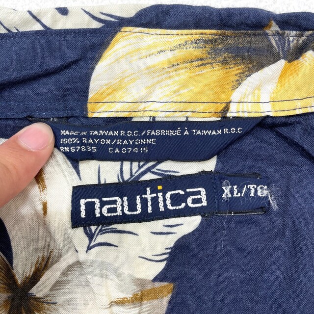 NAUTICA(ノーティカ)のノーティカ NAUTICA アロハ シャツ 半袖 花･植物柄 総柄 サイズ：XL ネイビー×イエロー×アイボリー古着 【中古】 メンズのトップス(シャツ)の商品写真