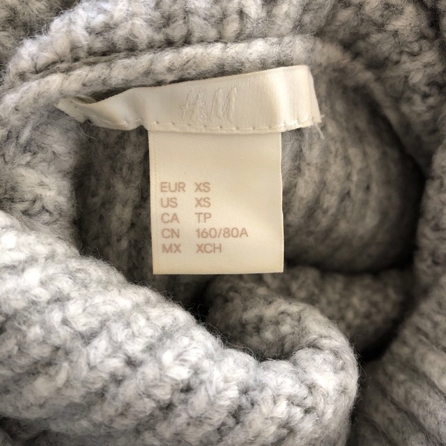 H&M(エイチアンドエム)のH&M セーター　ニット　グレー　XS ハイネック　秋冬　厚手　タートルネック レディースのトップス(ニット/セーター)の商品写真