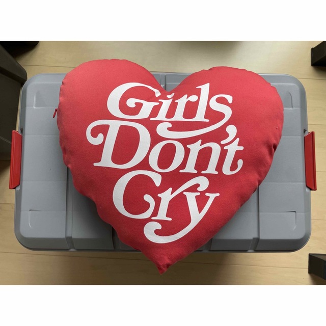 Girls Don't Cry(ガールズドントクライ)のVERDY’S GIFT SHOP Girls Don’t Cry ハートピロー インテリア/住まい/日用品のインテリア小物(クッション)の商品写真