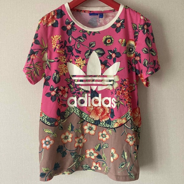 adidas(アディダス)の【adidas originals】花柄　Tシャツ　ピンク　ビッグトレフォイル レディースのトップス(Tシャツ(半袖/袖なし))の商品写真