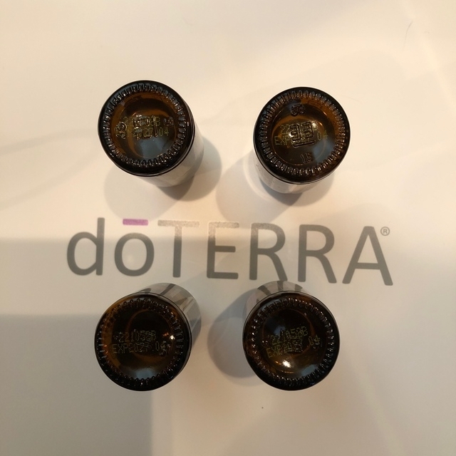 ドテラ　doTERRA ラベンダー　15ml 4本セット　新品未開封　正規品 コスメ/美容のリラクゼーション(エッセンシャルオイル（精油）)の商品写真