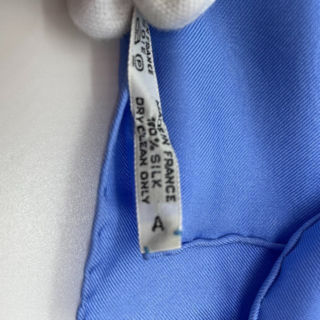 【美品】エルメス スカーフ カレ90 シルク100％ 香水ボトル柄 タグ付き レディースのファッション小物(バンダナ/スカーフ)の商品写真