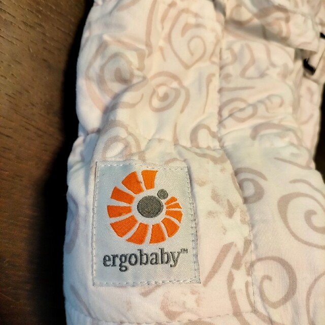 Ergobaby(エルゴベビー)のergobaby エルゴベビー　インファントインサート キッズ/ベビー/マタニティの外出/移動用品(抱っこひも/おんぶひも)の商品写真