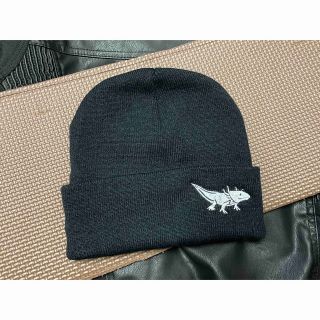 ウーパールーパーワンポイントロゴ刺繍入りニット帽（ワッチ）(ニット帽/ビーニー)