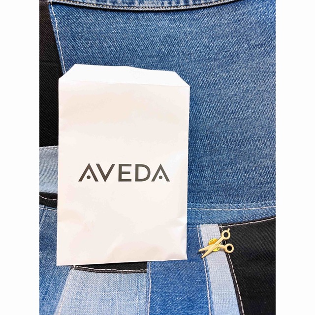 AVEDA ピンバッジ ノベルティ エンタメ/ホビーのコレクション(ノベルティグッズ)の商品写真