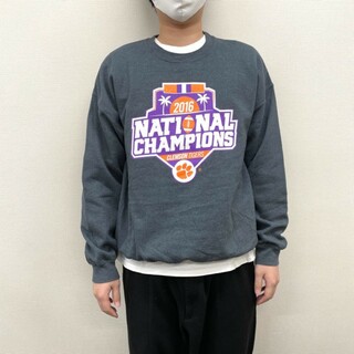 【中古】 ギルダン GILDAN NCAA クレムソン タイガース スウェット シャツ トレーナー ロゴ NATIONAL CHAMPIONS プリント 長袖 サイズ：XL チャコールグレー(スウェット)