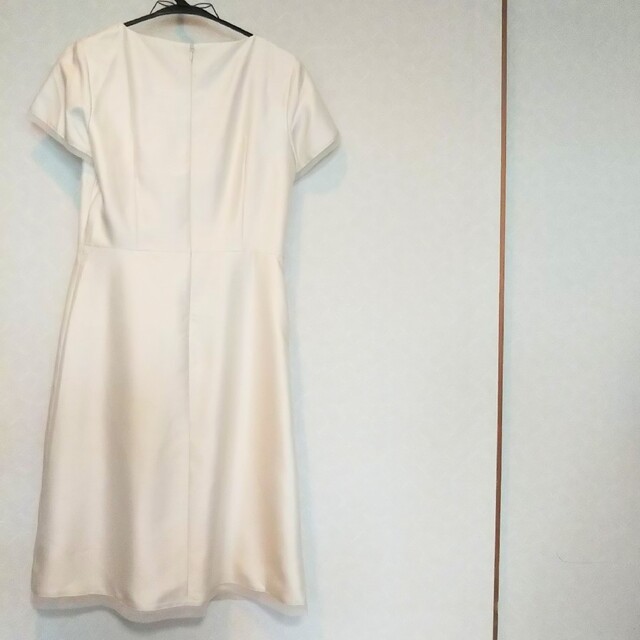 ReFLEcT(リフレクト)の光沢 ワンピース オフホワイト レディースのフォーマル/ドレス(ミディアムドレス)の商品写真