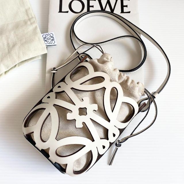 新着 LOEWE ❤️ロエベ❤️アナグラムカットアウトポケット ホワイト ショルダーバッグ