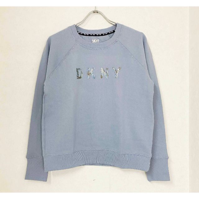 DKNY(ダナキャランニューヨーク)の新品 S ★ DKNY レディース ロゴ トレーナー 裏起毛 カモフラ キラキラ レディースのトップス(トレーナー/スウェット)の商品写真