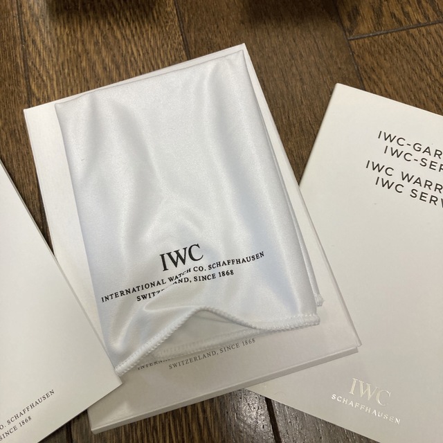 IWC(インターナショナルウォッチカンパニー)の【ジャンク品】IWC 空箱　磨き布等付属品付き レディースのバッグ(ショップ袋)の商品写真