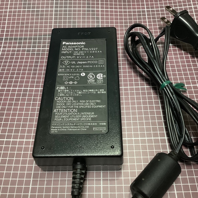 Panasonic(パナソニック)の送料無料　ACアダプター　パナソニックPNLV227 DC9V 2.7A  Ｇ スマホ/家電/カメラの生活家電(変圧器/アダプター)の商品写真