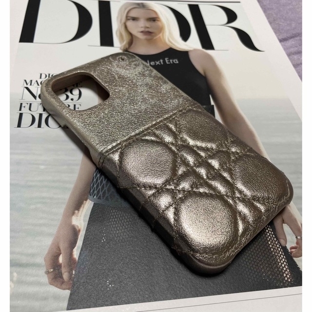 Dior(ディオール)のDior  iphone12,12proケース　短期使用チャーム紛失　ゴールド　 スマホ/家電/カメラのスマホアクセサリー(iPhoneケース)の商品写真