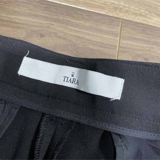 tiara(ティアラ)のTIARA レディースのパンツ(クロップドパンツ)の商品写真