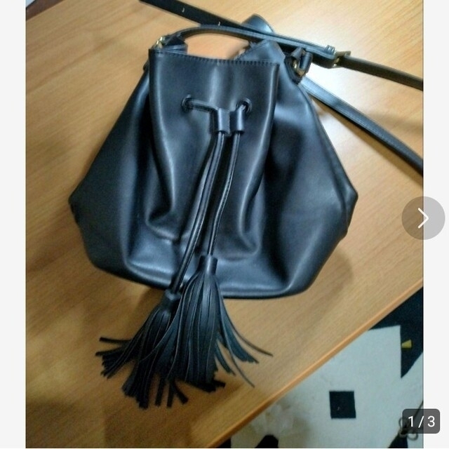 フェイクレザー巾着ショルダーバッグ大人シンプル　ブラック レディースのバッグ(ショルダーバッグ)の商品写真