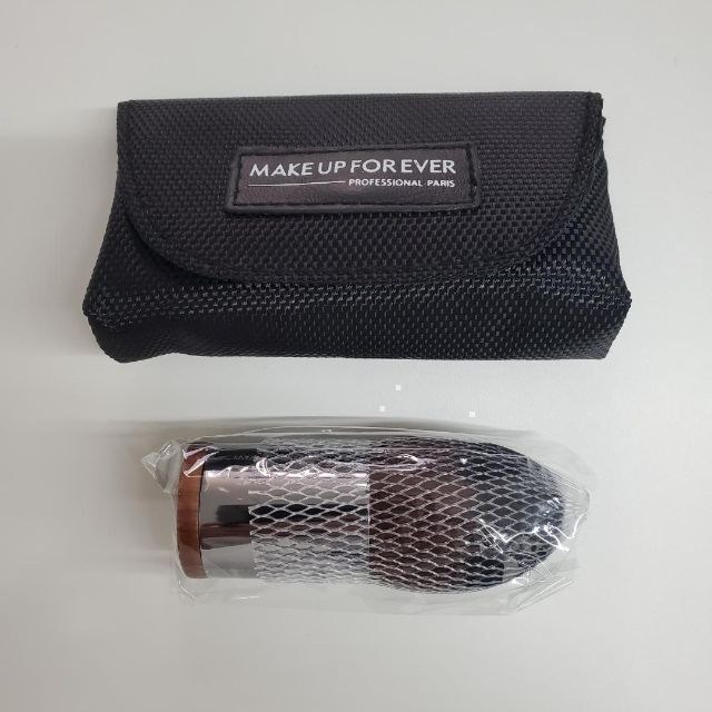 MAKE UP FOR EVER(メイクアップフォーエバー)の⭐️新品⭐️メイクアップフォーエバー パウダーカブキ 124 ブラシ ケース付！ コスメ/美容のメイク道具/ケアグッズ(チーク/フェイスブラシ)の商品写真