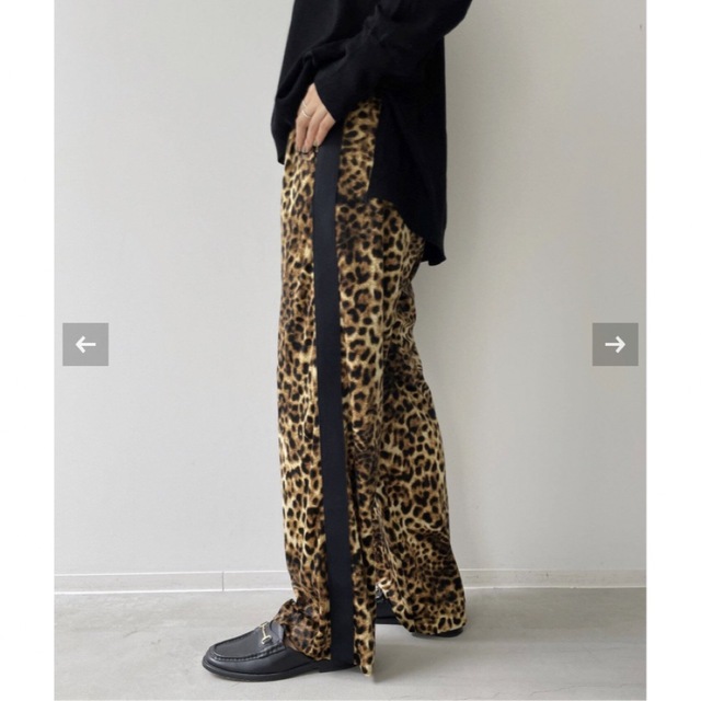 L'Appartement DEUXIEME CLASSE(アパルトモンドゥーズィエムクラス)のLeopard Side Line Pants アパルトモン レディースのパンツ(カジュアルパンツ)の商品写真