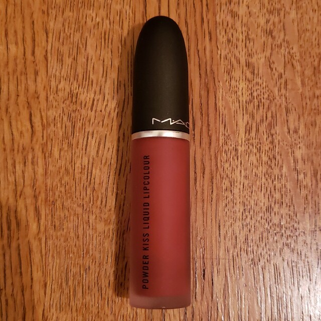 MAC(マック)のMAC マック パウダーキスリキッドリップカラー デボーテッドトゥチリ コスメ/美容のベースメイク/化粧品(口紅)の商品写真