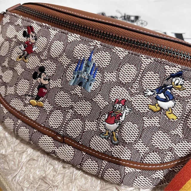 未使用COACH×ディズニーワールド50周年限定ミッキー＆フレンズ ボディバッグカラーブラウン