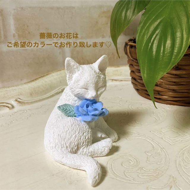 「薔薇を愛でるねこちゃん」(薔薇ブルー系) 桜子アロマストーン ハンドメイドのインテリア/家具(アロマ/キャンドル)の商品写真