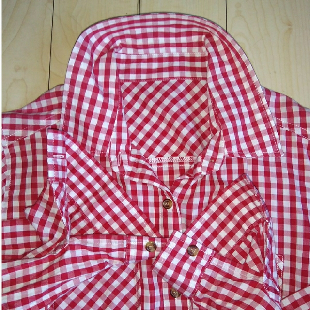 ギンガムチェックシャツ　Mサイズ　赤 レディースのトップス(シャツ/ブラウス(長袖/七分))の商品写真