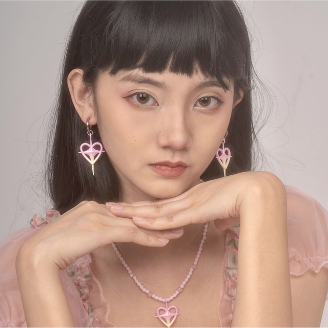 【POYA DEMI】ピンクのハートピアス レディースのアクセサリー(ピアス)の商品写真