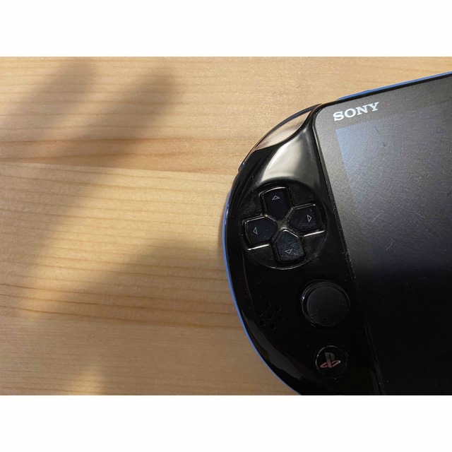 PlayStation Vita(プレイステーションヴィータ)のPS vita PCH-2000 ブルーブラック＋ソフト2本セット エンタメ/ホビーのゲームソフト/ゲーム機本体(携帯用ゲーム機本体)の商品写真
