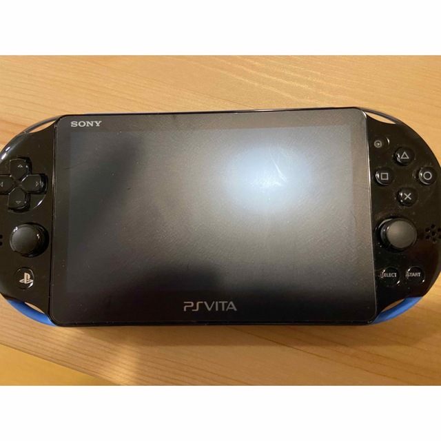 PlayStation Vita(プレイステーションヴィータ)のPS vita PCH-2000 ブルーブラック＋ソフト2本セット エンタメ/ホビーのゲームソフト/ゲーム機本体(携帯用ゲーム機本体)の商品写真