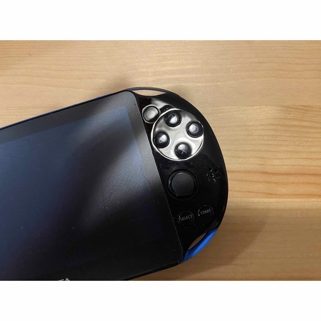 PlayStation Vita(プレイステーションヴィータ)のPS vita PCH-2000 ブルーブラック＋ソフト2本セット エンタメ/ホビーのゲームソフト/ゲーム機本体(携帯用ゲーム機本体)の商品写真