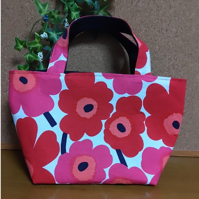 marimekko(マリメッコ)のjyuさま専用　マリメッコ　トート&ペットボトルカバー ハンドメイドのファッション小物(バッグ)の商品写真