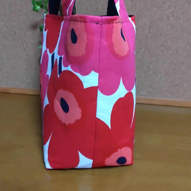 marimekko(マリメッコ)のjyuさま専用　マリメッコ　トート&ペットボトルカバー ハンドメイドのファッション小物(バッグ)の商品写真