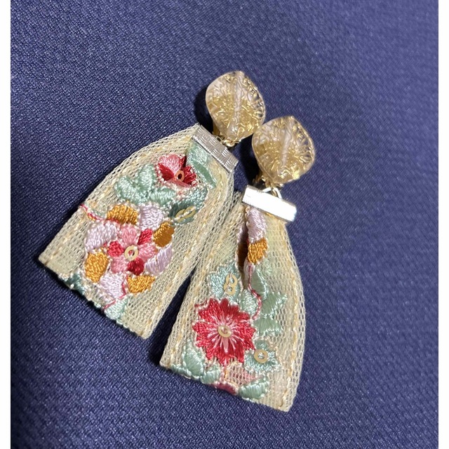 インド刺繍イヤリング ハンドメイドのアクセサリー(イヤリング)の商品写真