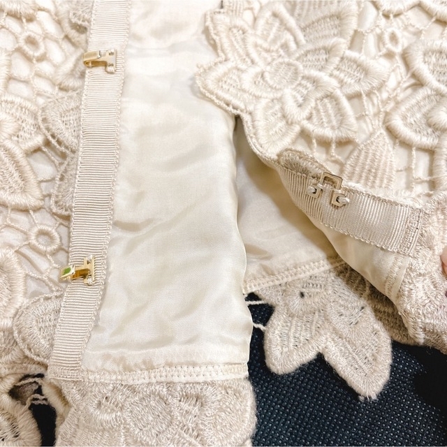 EPOCA(エポカ)の美品 エポカ 花刺繍 スカートスーツ セットアップ  レース ベージュ 38 レディースのフォーマル/ドレス(スーツ)の商品写真