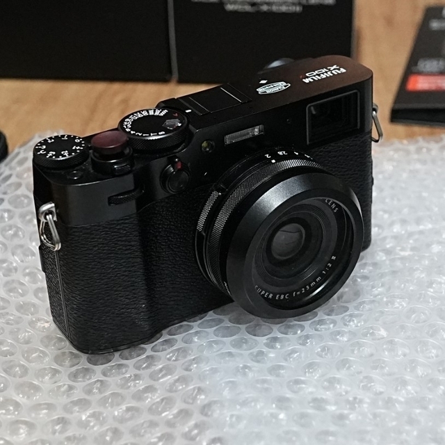 富士フイルム(フジフイルム)のFUJIFILM X100V & WCL-X100B II セット おまけ付き スマホ/家電/カメラのカメラ(その他)の商品写真