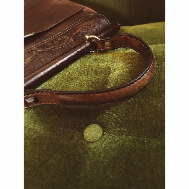 ヴィンテージ　レトロ　カービングレザーバッグ　古着 レディースのバッグ(ハンドバッグ)の商品写真